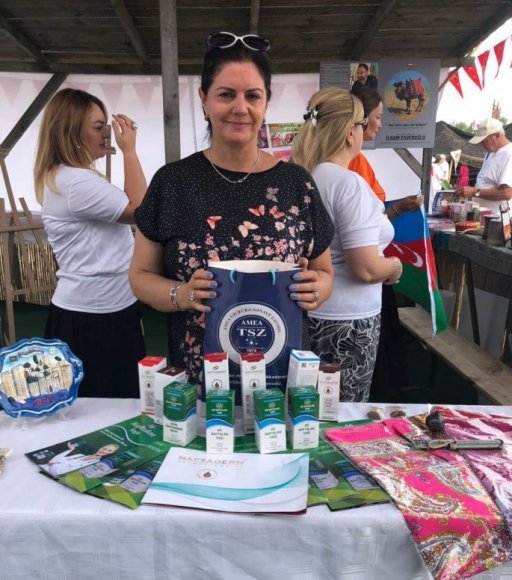 Azərbaycan Sahibkar Qadınlar Assosiyasının təşkilatçılığı ilə keçirilən Beynəlxalq Forum və Sərgilərdən “AMEA Təcrübə-Sənaye Zavodu” MMC-nin məhsulu olan “Ağ Naftalan Yağı” və həmin yağın əsasında “NAFTADERM” Brendi altında istehsal olunan kosmetik vasitələrin nümayişi barəsində fotoreportaj