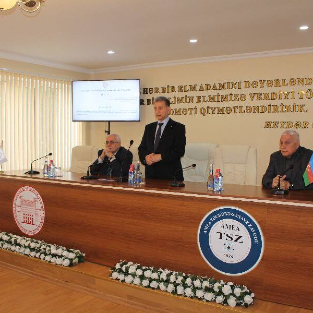 AMEA Yüksək Texnologiyalar Parkının yaradılması haqqında Sərəncamın icrasına dair məsələlər müzakirə olunarkən.