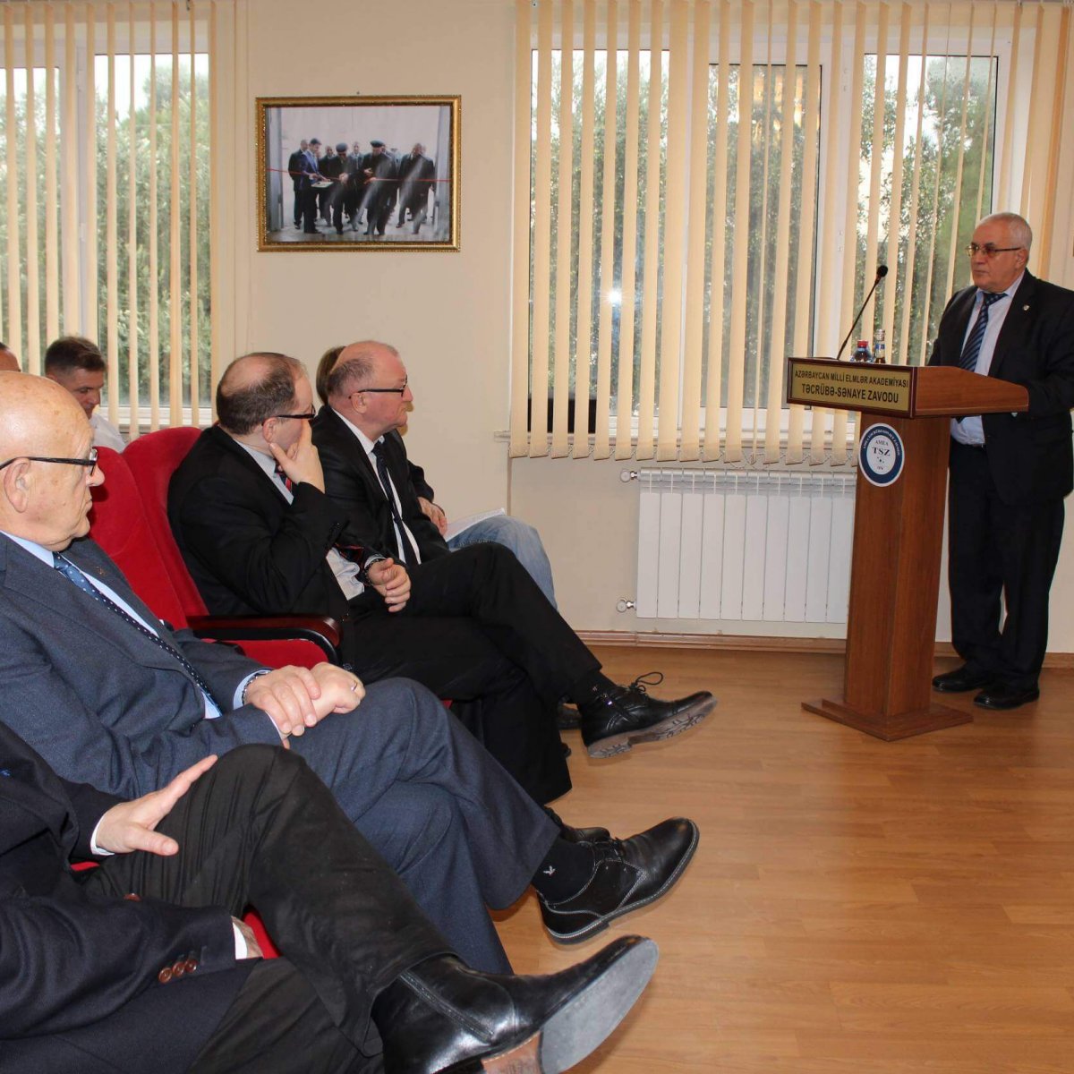 Belarusiya Elm və Təhsil Komitəsinin rəsmiləri Təcrübə-Sənaye Zavodunda olarkən.