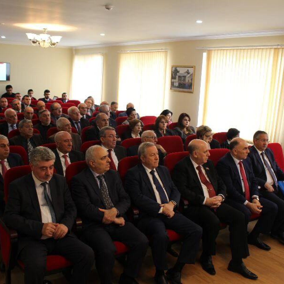 AMEA Yüksək Texnologiyalar Parkının yaradılması haqqında Sərəncamın icrasına dair məsələlər müzakirə olunarkən.