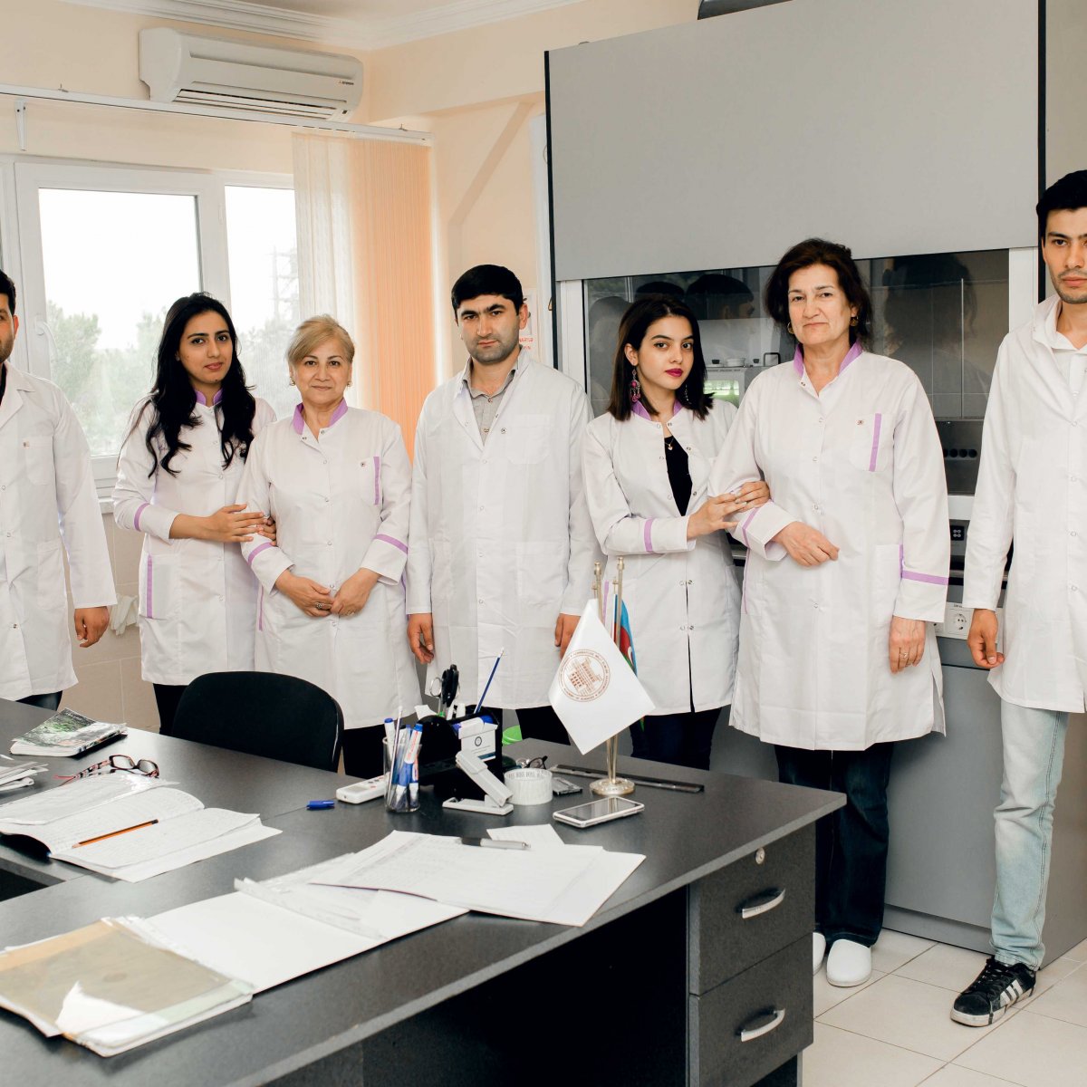 AMEA Təcrübə-Sənaye Zavodunun laboratoriyasında gündəlik iş prosesi