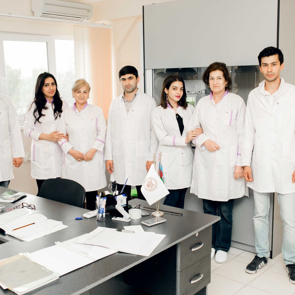 AMEA Təcrübə-Sənaye Zavodunun laboratoriyasında gündəlik iş prosesi