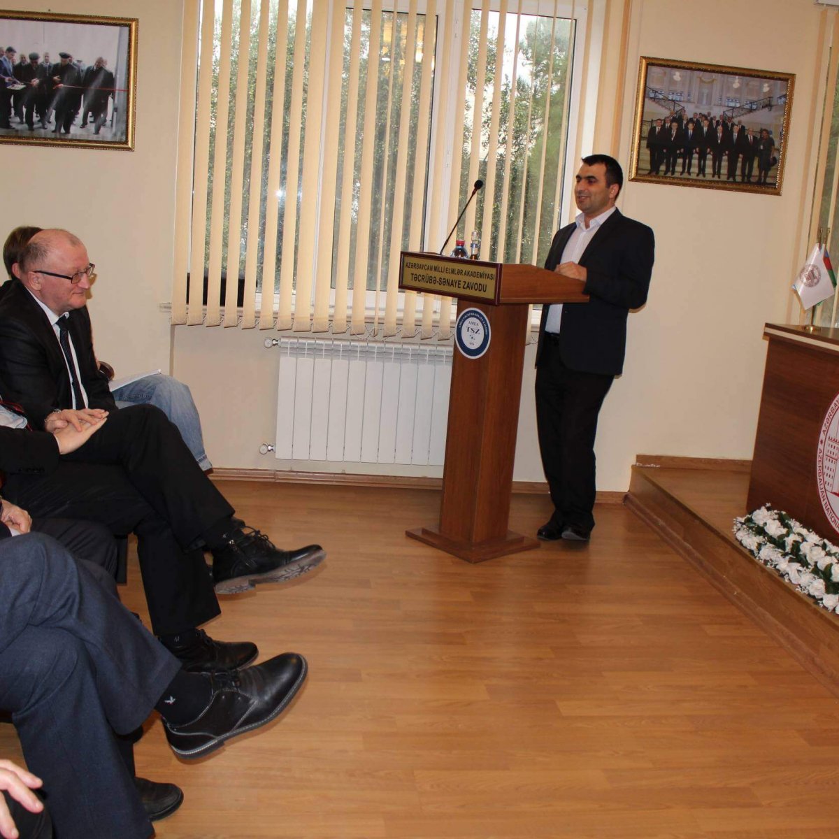 Belarusiya Elm və Təhsil Komitəsinin rəsmiləri Təcrübə-Sənaye Zavodunda olarkən.