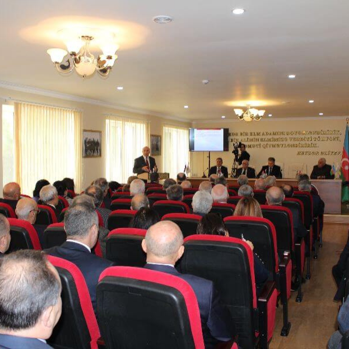AMEA Yüksək Texnologiyalar Parkının yaradılması haqqında Sərəncamın icrasına dair məsələlər müzakirə olunarkən.