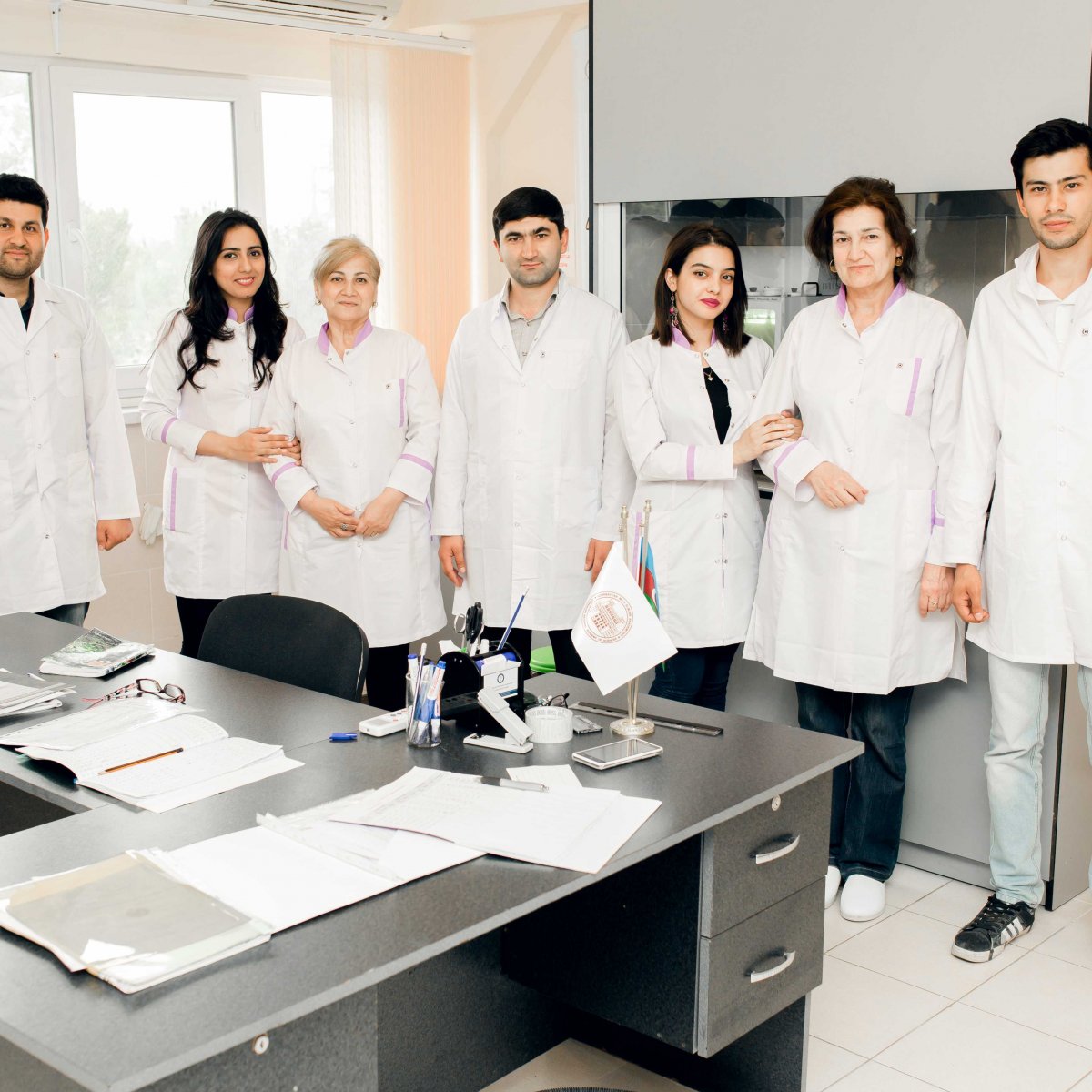 AMEA Təcrübə-Sənaye Zavodunun laboratoriyasında gündəlik iş prosesi