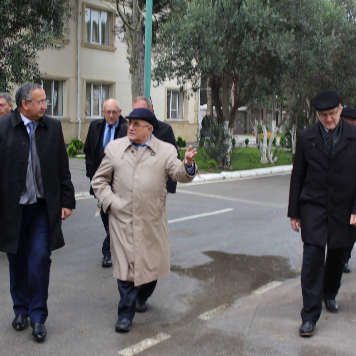 Belarusiya Elm və Təhsil Komitəsinin rəsmiləri Təcrübə-Sənaye Zavodunda olarkən.
