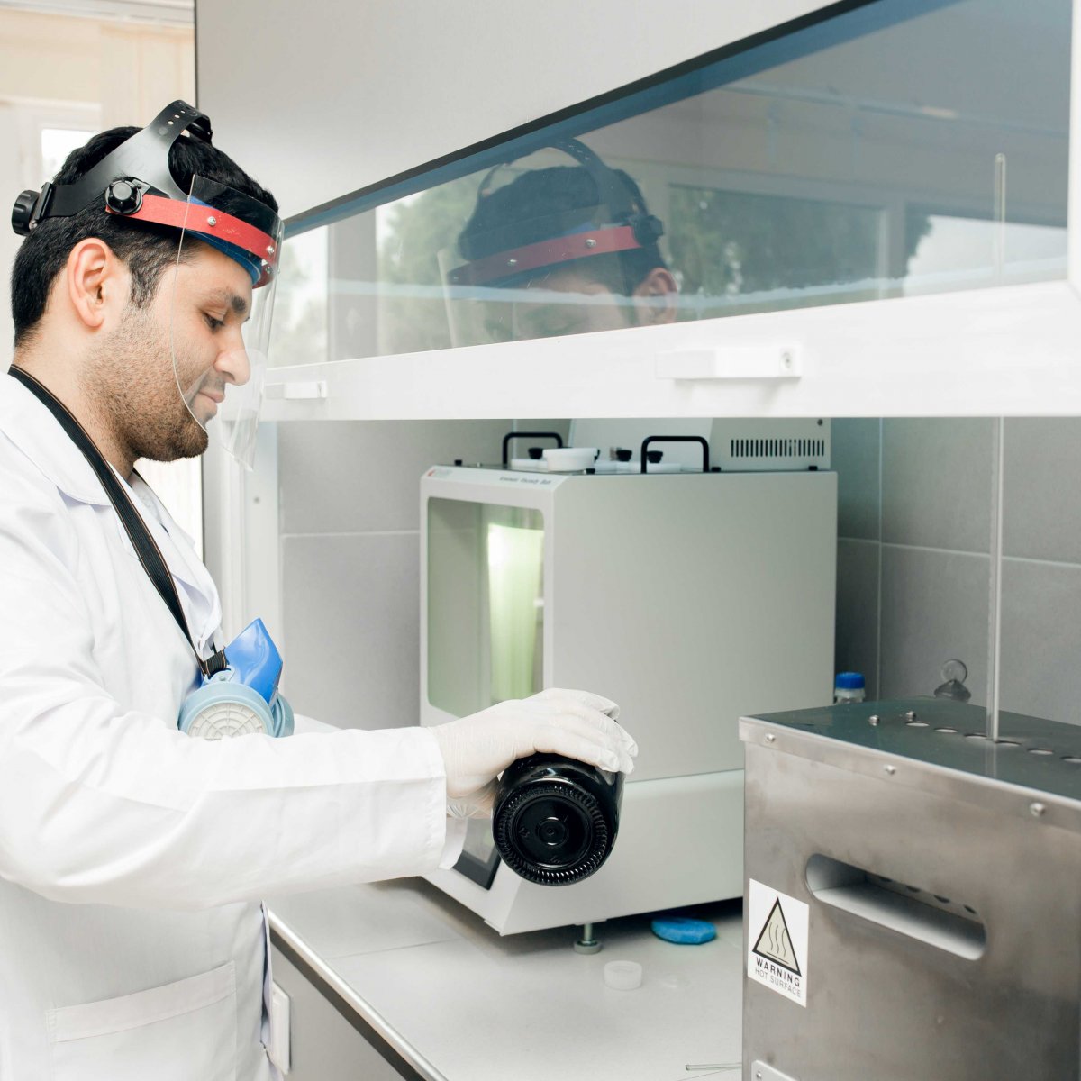 AMEA Təcrübə-Sənaye Zavodunun laboratoriyasında gündəlik iş prosesi