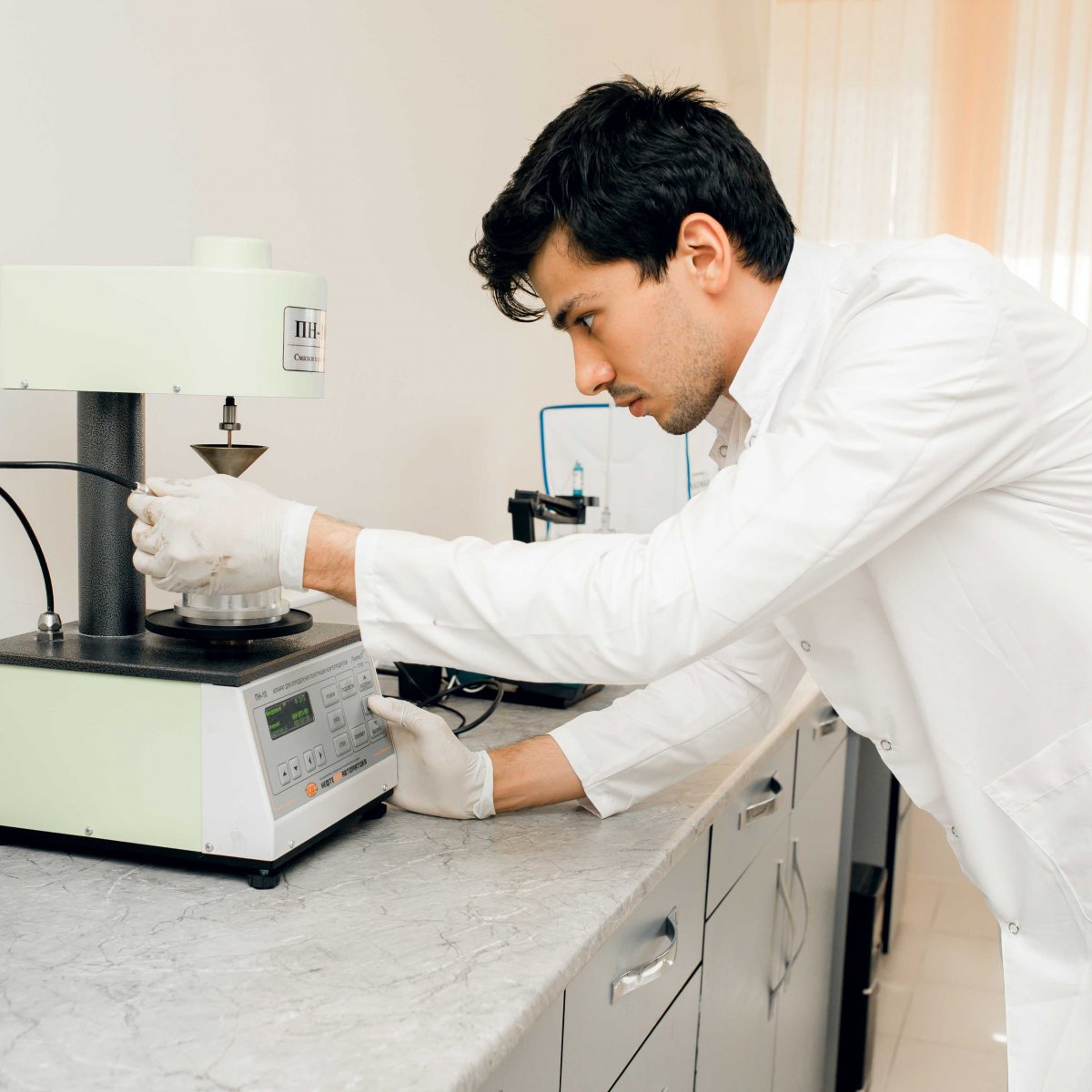 AMEA Təcrübə-Sənaye Zavodunun laboratoriyasında gündəlik iş prosesi