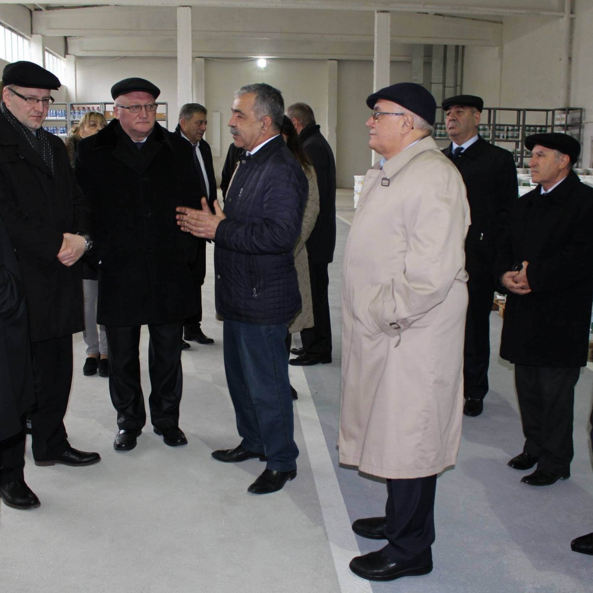 Belarusiya Elm və Təhsil Komitəsinin rəsmiləri Təcrübə-Sənaye Zavodunda olarkən.