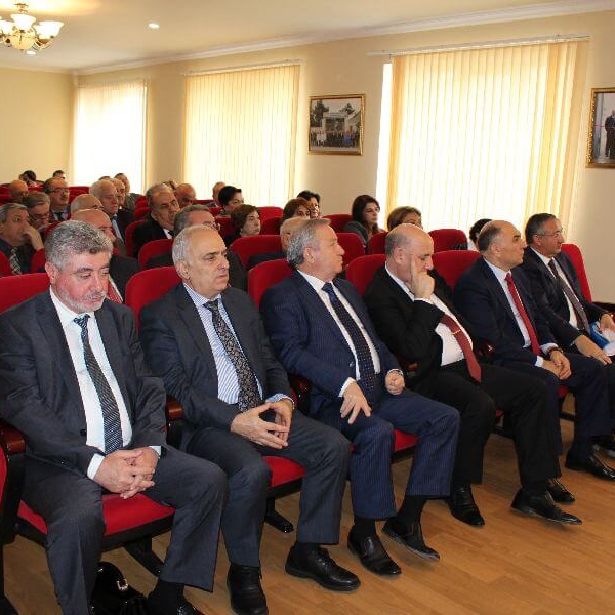 AMEA Yüksək Texnologiyalar Parkının yaradılması haqqında Sərəncamın icrasına dair məsələlər müzakirə olunarkən.