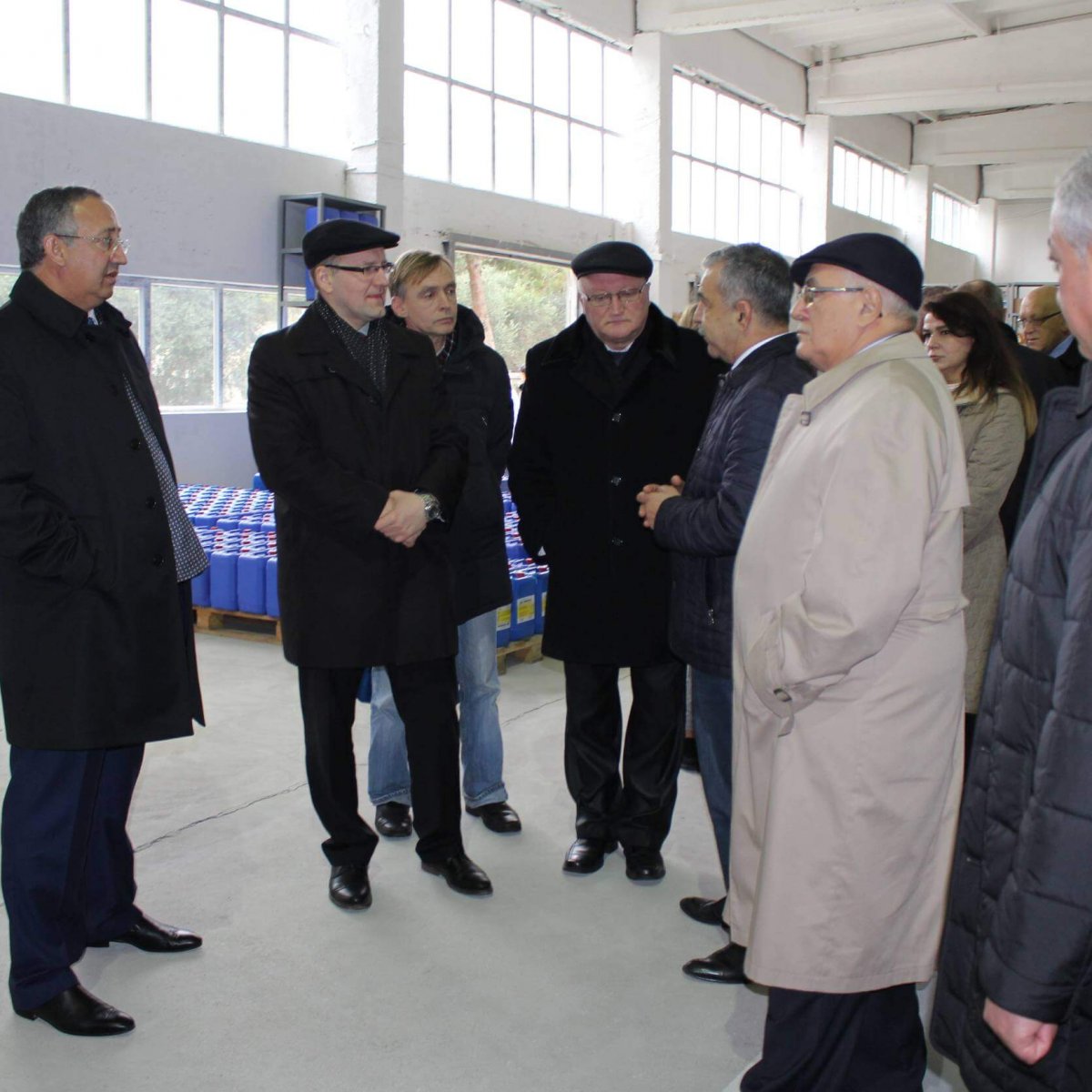 Belarusiya Elm və Təhsil Komitəsinin rəsmiləri Təcrübə-Sənaye Zavodunda olarkən.