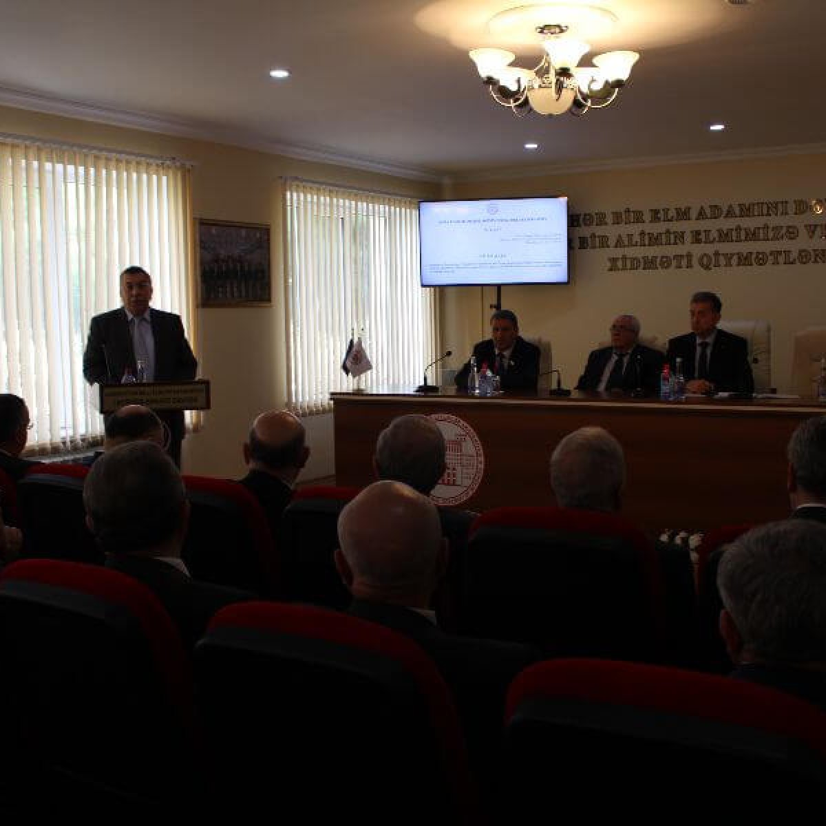 AMEA Yüksək Texnologiyalar Parkının yaradılması haqqında Sərəncamın icrasına dair məsələlər müzakirə olunarkən.