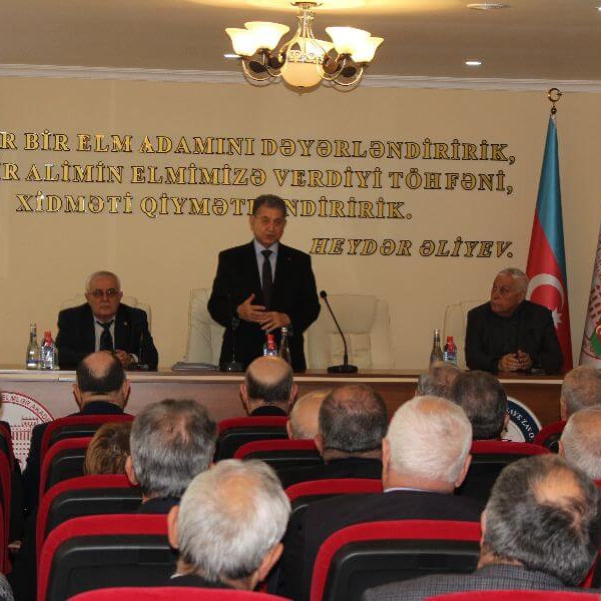 AMEA Yüksək Texnologiyalar Parkının yaradılması haqqında Sərəncamın icrasına dair məsələlər müzakirə olunarkən.