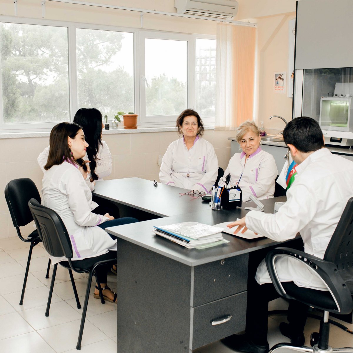 AMEA Təcrübə-Sənaye Zavodunun laboratoriyasında gündəlik iş prosesi