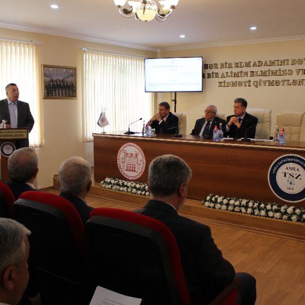 AMEA Yüksək Texnologiyalar Parkının yaradılması haqqında Sərəncamın icrasına dair məsələlər müzakirə olunarkən.