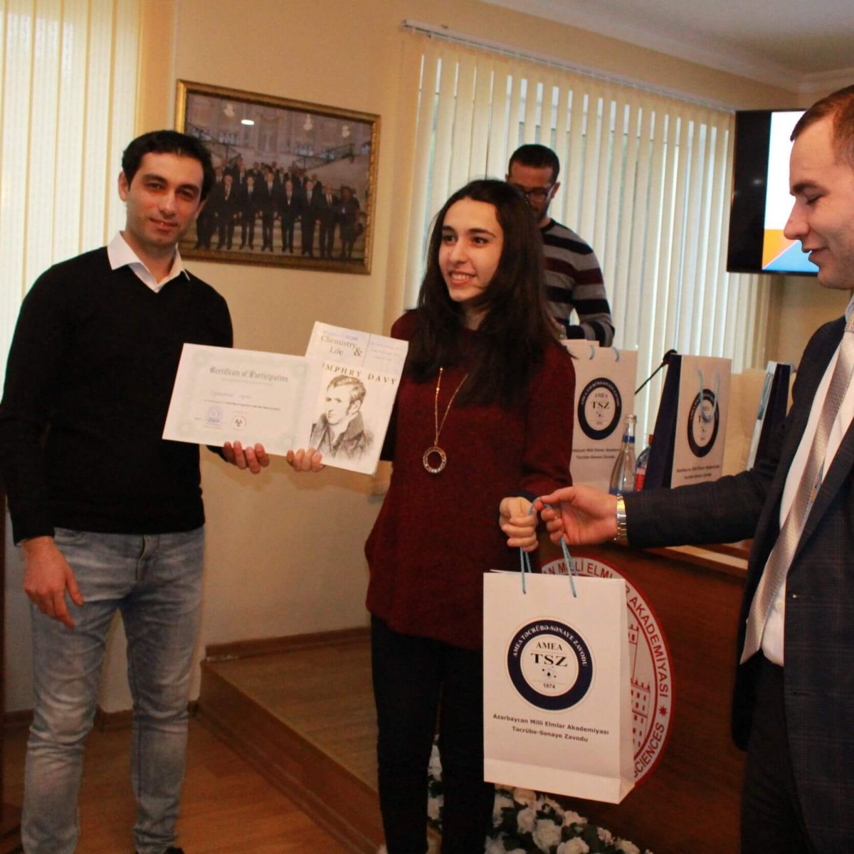 Respublikanın müxtəlif universitetilərinin tələbələri Təcrübə-Sənaye Zavodunda olarkən.