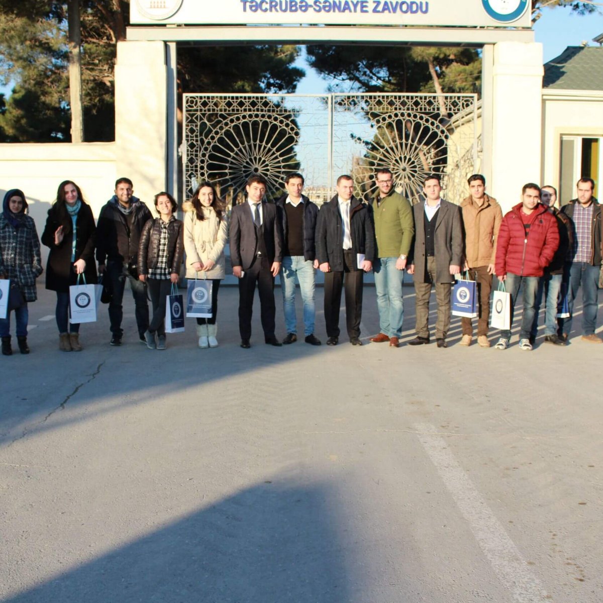 Respublikanın müxtəlif universitetilərinin tələbələri Təcrübə-Sənaye Zavodunda olarkən.