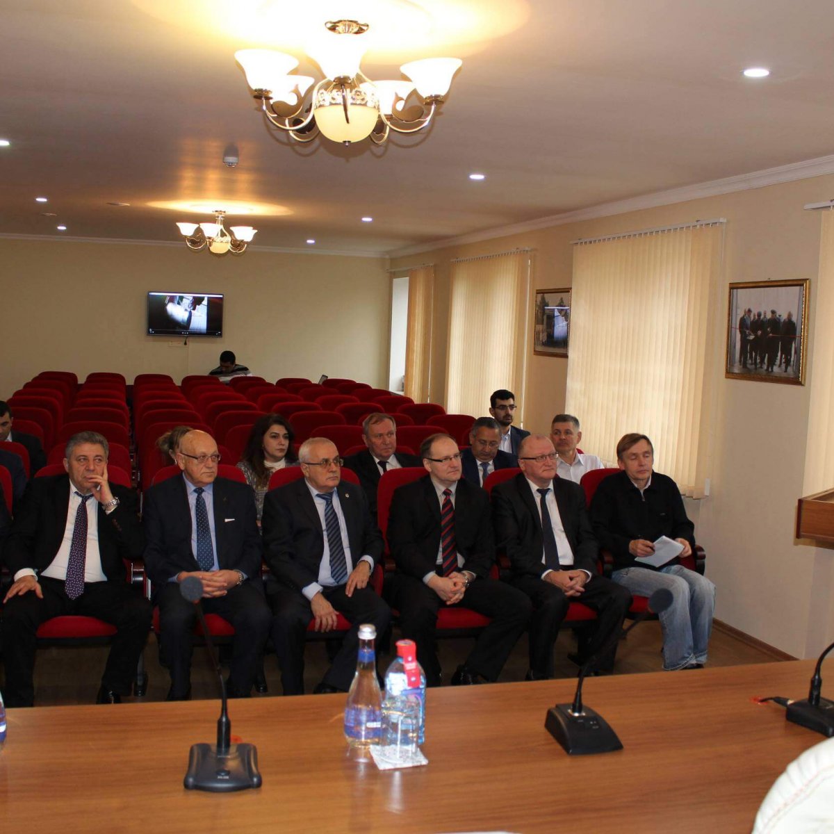 Belarusiya Elm və Təhsil Komitəsinin rəsmiləri Təcrübə-Sənaye Zavodunda olarkən.