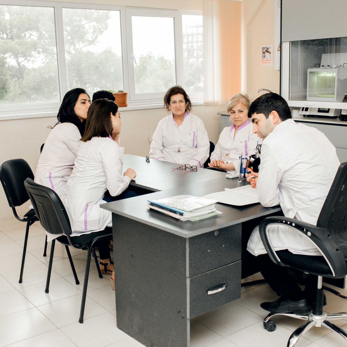 AMEA Təcrübə-Sənaye Zavodunun laboratoriyasında gündəlik iş prosesi