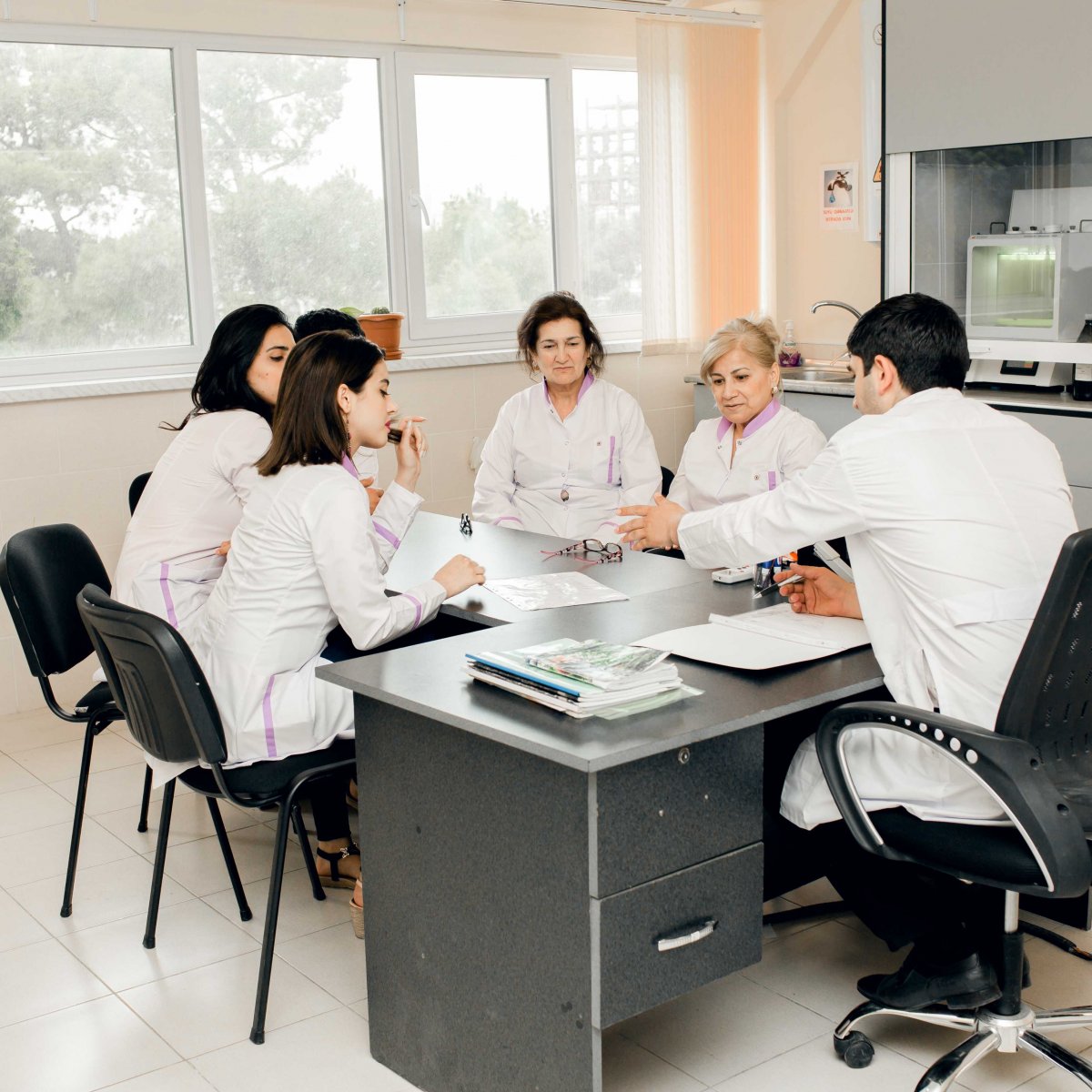 AMEA Təcrübə-Sənaye Zavodunun laboratoriyasında gündəlik iş prosesi