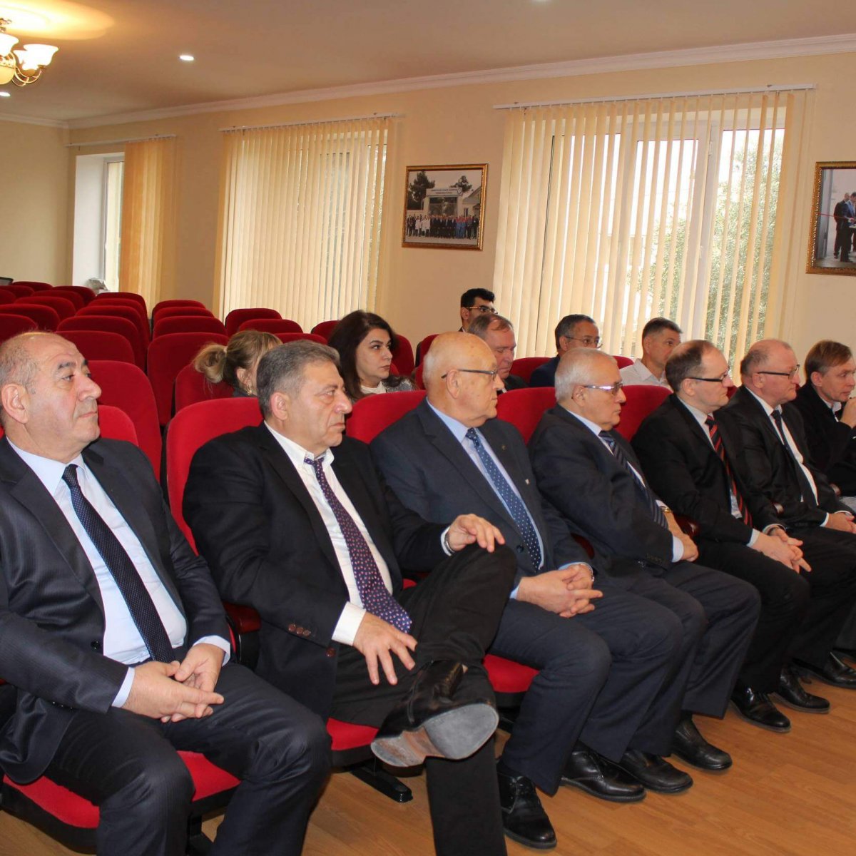 Belarusiya Elm və Təhsil Komitəsinin rəsmiləri Təcrübə-Sənaye Zavodunda olarkən.