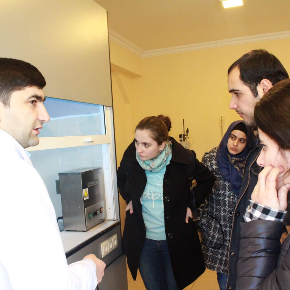 Respublikanın müxtəlif universitetilərinin tələbələri Təcrübə-Sənaye Zavodunda olarkən.