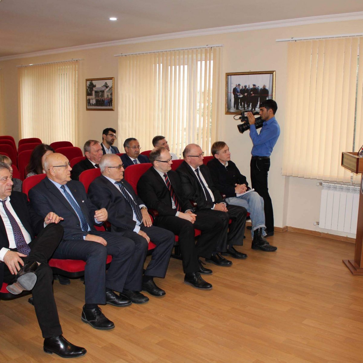 Belarusiya Elm və Təhsil Komitəsinin rəsmiləri Təcrübə-Sənaye Zavodunda olarkən.