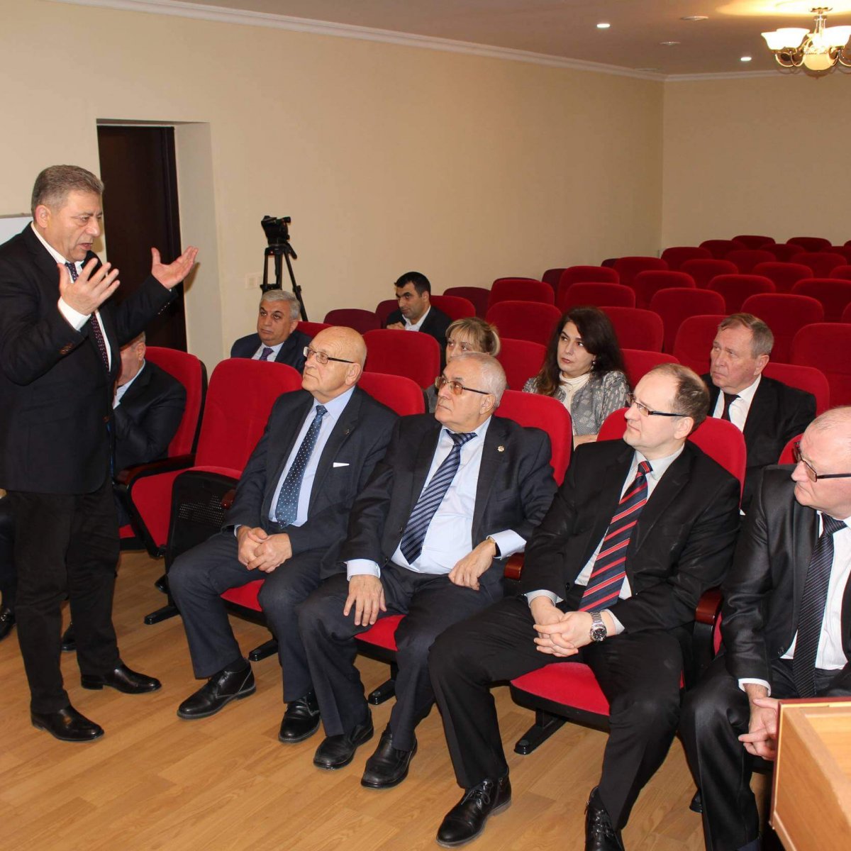 Belarusiya Elm və Təhsil Komitəsinin rəsmiləri Təcrübə-Sənaye Zavodunda olarkən.