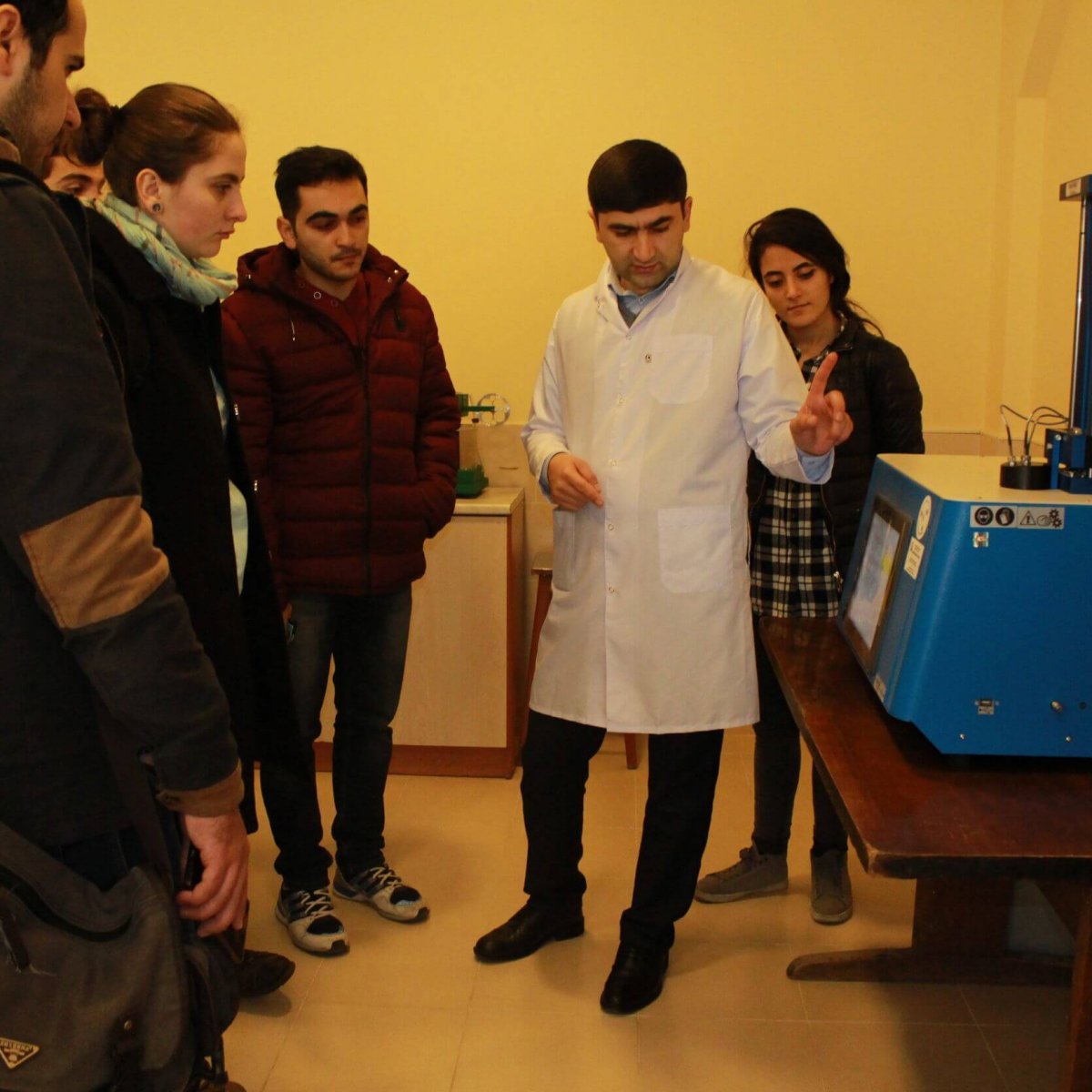 Respublikanın müxtəlif universitetilərinin tələbələri Təcrübə-Sənaye Zavodunda olarkən.