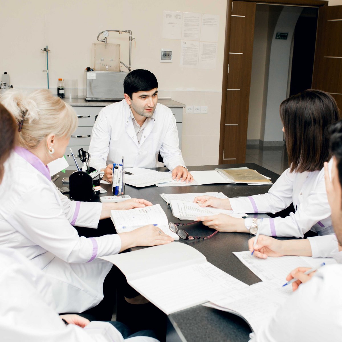 AMEA Təcrübə-Sənaye Zavodunun laboratoriyasında gündəlik iş prosesi