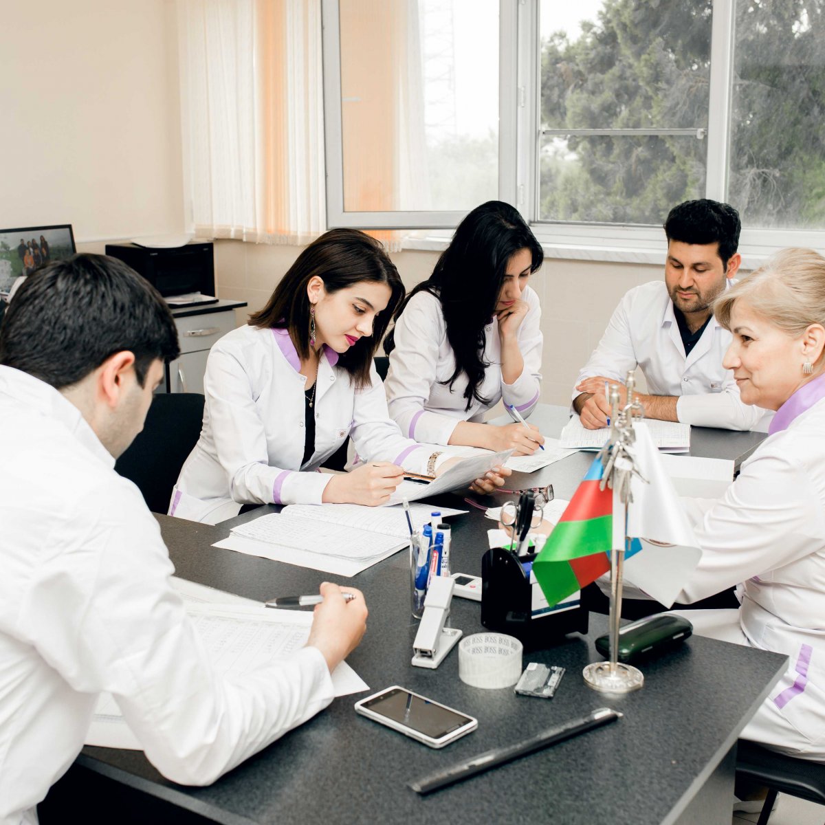 AMEA Təcrübə-Sənaye Zavodunun laboratoriyasında gündəlik iş prosesi