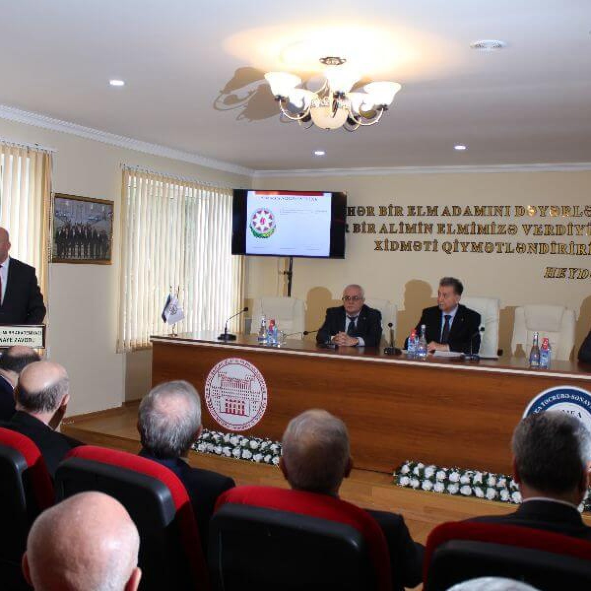 AMEA Yüksək Texnologiyalar Parkının yaradılması haqqında Sərəncamın icrasına dair məsələlər müzakirə olunarkən.