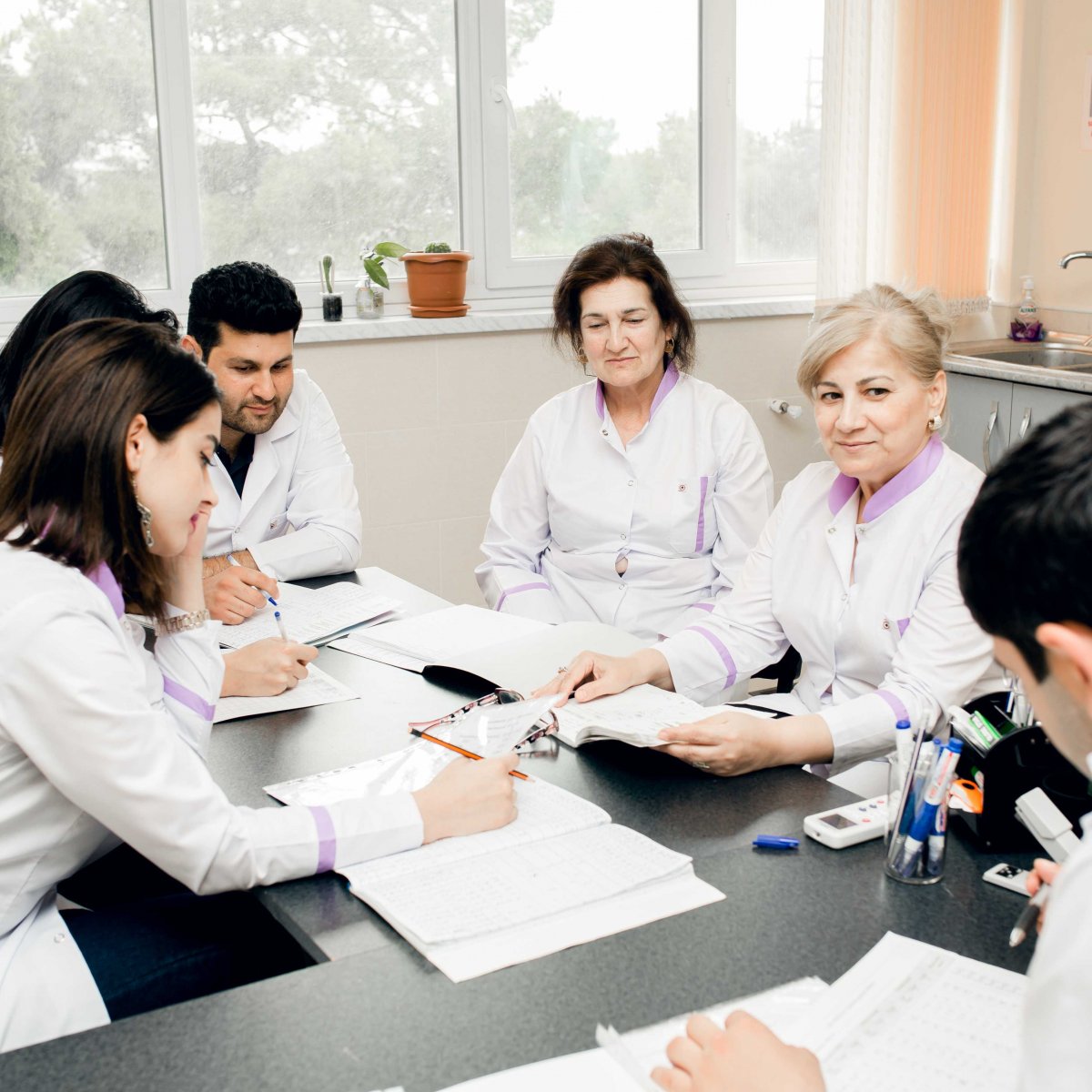 AMEA Təcrübə-Sənaye Zavodunun laboratoriyasında gündəlik iş prosesi