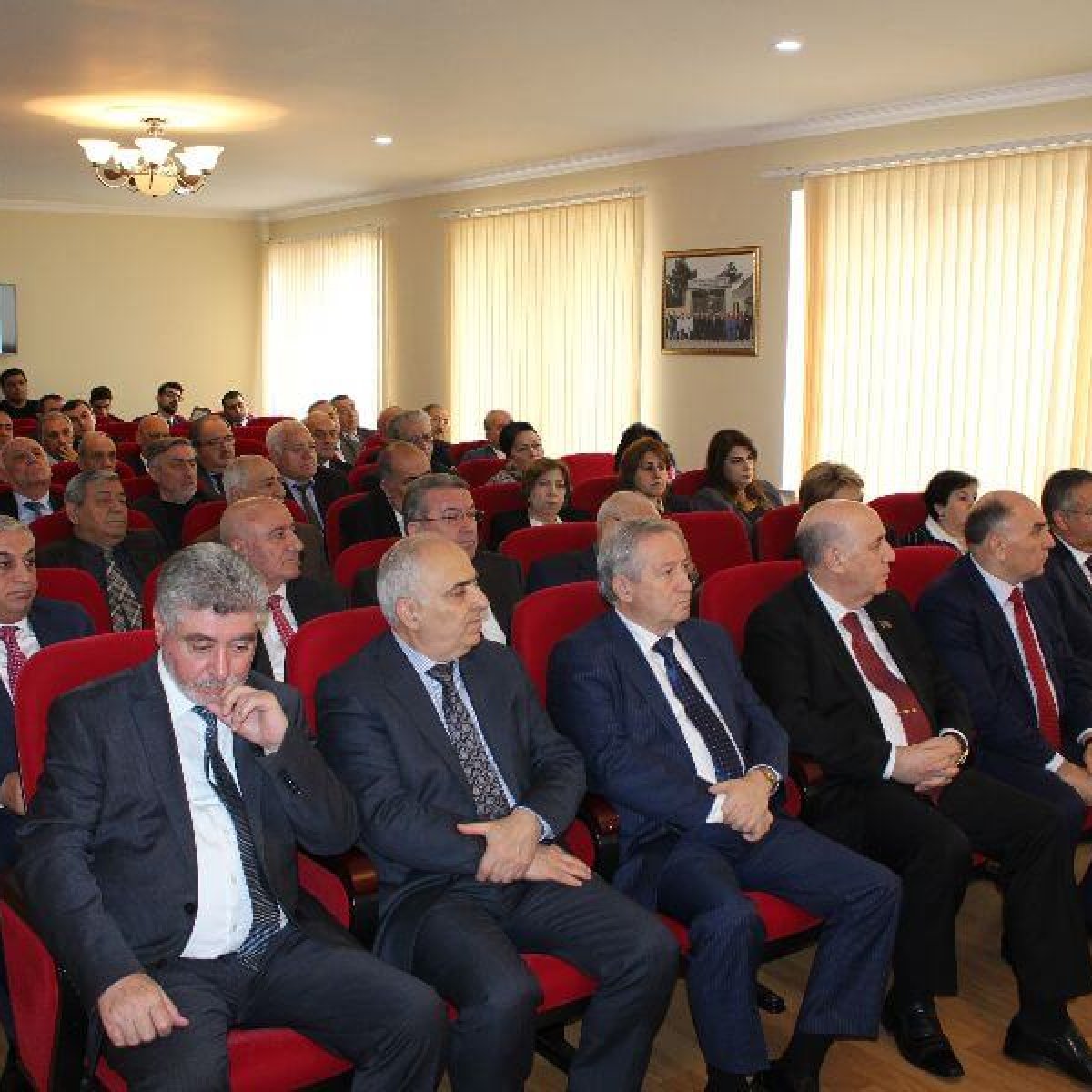 AMEA Yüksək Texnologiyalar Parkının yaradılması haqqında Sərəncamın icrasına dair məsələlər müzakirə olunarkən.
